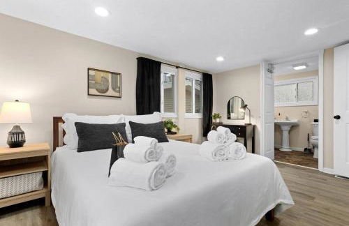 Comfort Cabin - 2BD Family Getaway in Creve Coeur - Photo 12