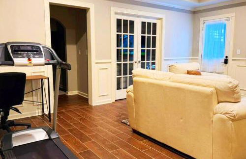 Private and Relaxing Getaway with Gym, Pool & Hot Tub - Foto 12