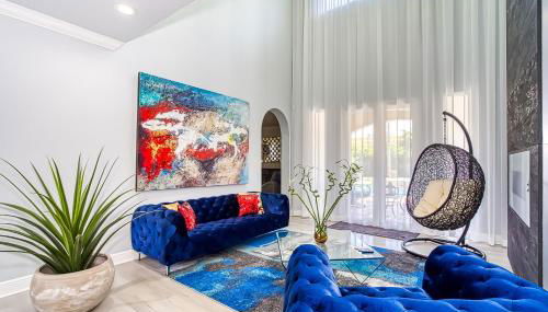 Luxury Tropical Living , 4BR w Backyard Pool Oasis - Photo 3