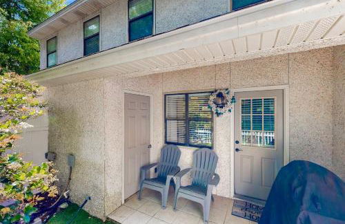 Inviting condo with an outdoor pool, washer/dryer, & AC - near the beach - Foto 22