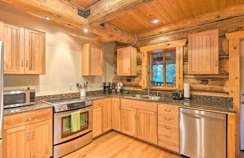 Riverfront Cabin with Hot Tub 2 Mi to Eagle Falls - Foto 8