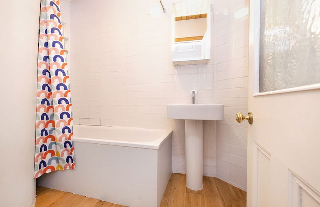 JOIVY 3-Bed Meadows Flat Near Castle & Royal Mile - Photo 21