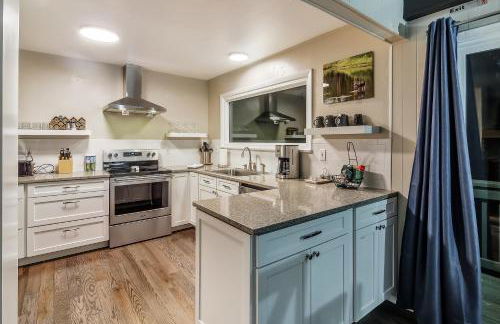 Cozy Mountain Home with Great Views, Deck & WiFi - Photo 20