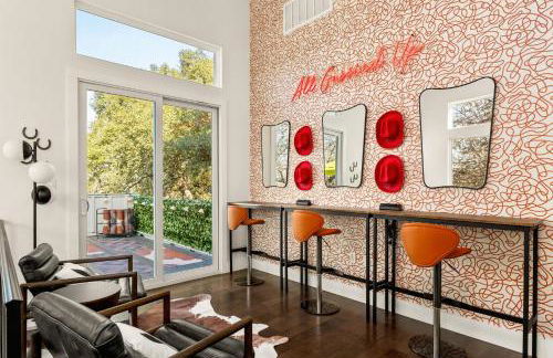 SoCo Cowgirl: Pool, Putt, Karaoke, Spa, 2mi to DT - Foto 9