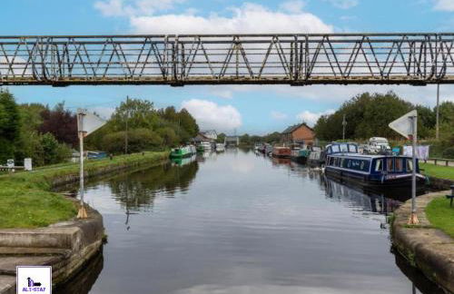 Calder Row by Alt-Stay Contractor Accommodation - 3 Bed Canal Side Contractor Home With Parking, Wi-Fi & Full Kitchen - Ideal For Long stays - Foto 22