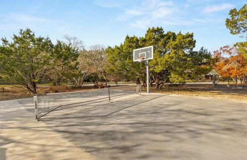 Feed Deer and Chickens Cozy Cottage 8 min to Boerne - Photo 8