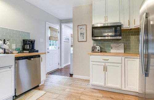 Walk to Town and River Charming Home in North East! - Foto 9