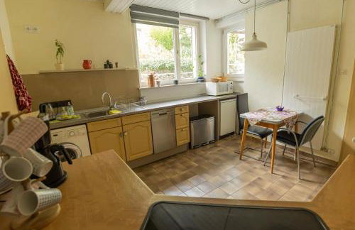 Gemütliches Haus inmitten schöner Natur mit Garten & Parkplatz - Foto 11