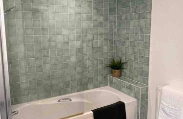 Large town centre apartment with parking - Photo 5