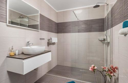 Villa Lemily - Five Bedroom with Swimming Pool - Photo 26