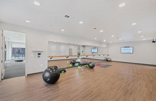 New Downtown Luxury APT ' 2 King Beds, Free Parking, Fast Wi-Fi & Gym Access! - Foto 27