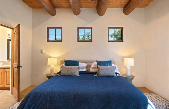 Casa Nona - Pristine Home in the Railyard District, Walk to The Plaza - Photo 2