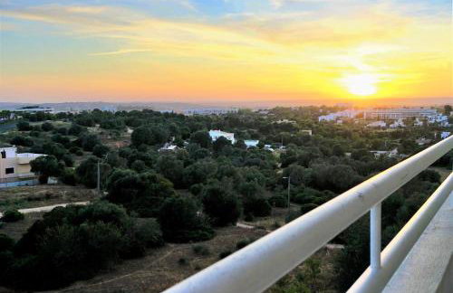 Sunny Apartment in Alvor - Balcony, Sunset, dishwasher, AC & Wi-Fi - Foto 5