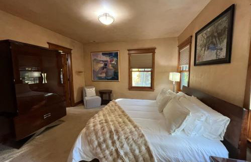 Luxe Artful Mountain Retreat with 4 King Suites, 8 Person Hot Tub and 3 Decks - Foto 57