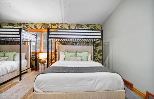 6BR Houghton Lake House with Indoor Pool, Hot Tub and Golf Simulator - Photo 77