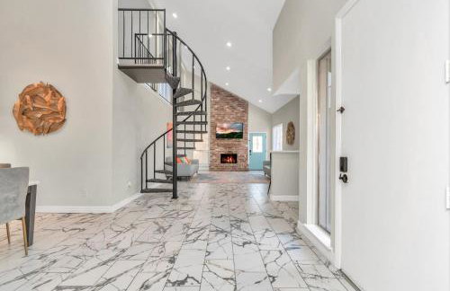 AccessibleGem 3BR Jacuzzi & Air Hockey Sleeps 13 Chinatown - Foto 47