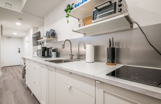 Spacious Newly Renovated 1 Bedroom Suite - Photo 14