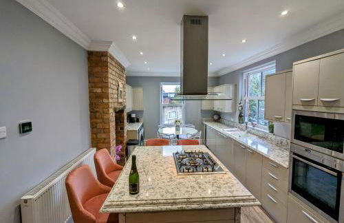 Robert Bolt House, Free Parking, 1 Minute to Metrolink - Photo 11