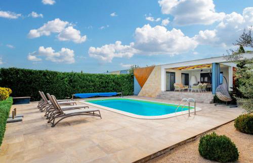 Villa Royal Green Two - Photo 1