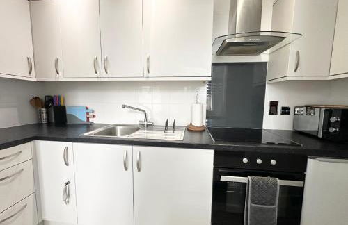 Burlington Mansions - FREE ALLOCATED PARKING - 8 mins walk to the beach - Gym - Pool Table - Brought to you by Coastline Retreats - Photo 21