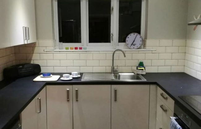 Flat - Sleeps 4 - Parking - Close to Airport - Foto 5