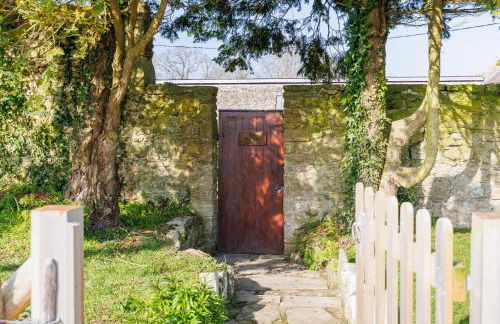 The Old Abbey Farmhouse - Stay at Quarr Abbey Monastery - Pet-Friendly Farmhouse with History & Countryside Views, surrounded by woodland & nature - Photo 40