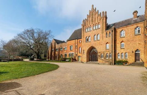 The Old Abbey Farmhouse - Stay at Quarr Abbey Monastery - Pet-Friendly Farmhouse with History & Countryside Views, surrounded by woodland & nature - Photo 43