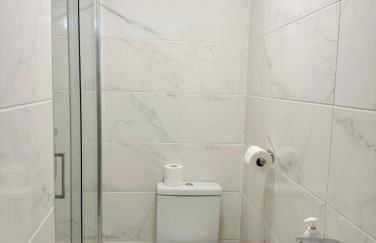 Award Winner of 2026 &2025 traveller & Best guest rated apartment, two bedroom, #1 Leeds city centres most central location, Great 180 degree views,balcony , PARKING onsite, Netflix & WiFi - Foto 79