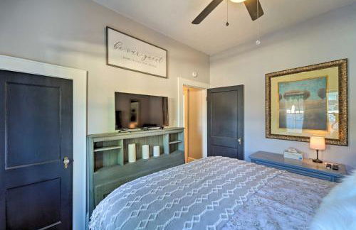 Modern, Sun-Lit Retreat with Fire Pit and Yard! - Foto 18