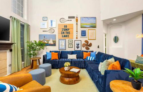 Resort Style Backyard Pool Pickleball Court - Foto 5