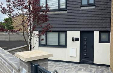 Uber Stylish 3 bedroom home off Road parking near town centre and Bike Park Wales - Photo 1