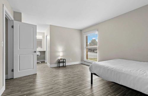 The Ultimate Rochester Getaway Cozy & Inviting - Foto 29