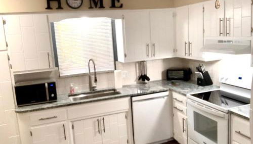 The House Hotels - 4 Beds, huge yard, secluded, and central! - Foto 3, stove, dishwasher, toaster