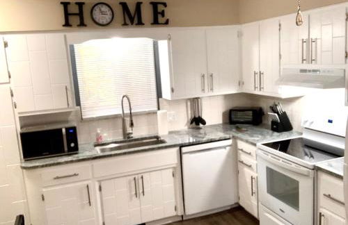 The House Hotels - 4 Beds, huge yard, secluded, and central! - Foto 3