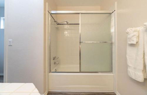 Sunlit La Jolla Village Gem with Peak Ocean Views - Photo 24