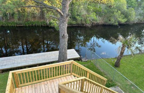 Bay Breeze Bliss-Hot Tub, Bar and Canal 5mi to Beach - Foto 14