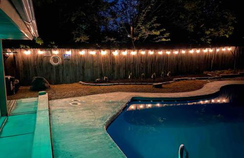 6BR Dream Getaway w Heated Pool & Peaceful Vibe - Photo 33