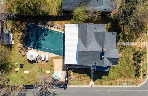 Quaint Cottage in heart of LYH - POOL with HOT TUB! - Foto 44