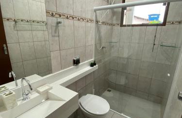 Casa aconchegante à 400m da Praia da Tartaruga - Ar condicionado - WIFI 450MB - Netflix - Cozinha Completa - Garagem - Foto 4