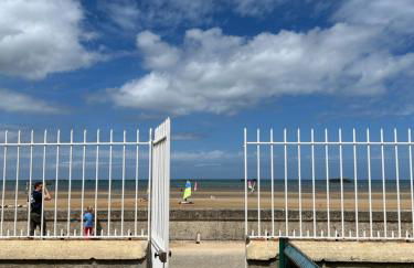 Sunny Apt on D-Day Beach with Parking - Foto 1