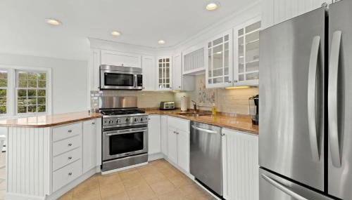 Breathtaking Cape Cod Beachhouse with Private Beach Access Near Sandwich, Massachusetts - Foto 2