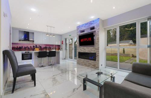 Stylish Home With Free Parking And Easy City Access - Photo 2