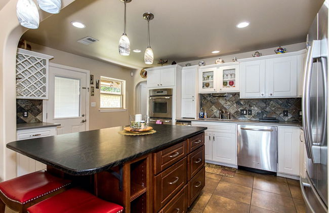 Waterfront 5 BR w/ Hot Tub Sleeps 13! - Foto 15