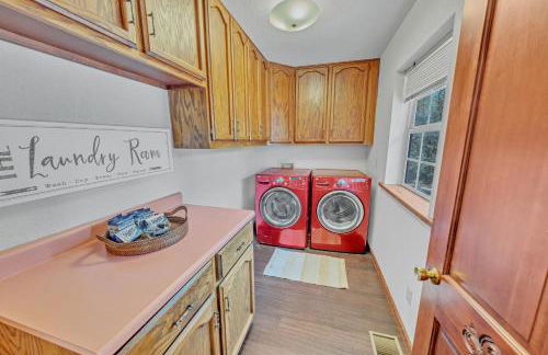 NEW! Huge Game Room, Hikeable, Red Rock View, Fireplace, Ping Pong, Yoga, Golf Course, Pickle Ball! - Foto 9