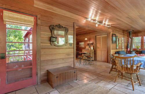Cozy Riverfront Cabin Just Steps to the Russian River with Beach Access & Wood Stove - Foto 7
