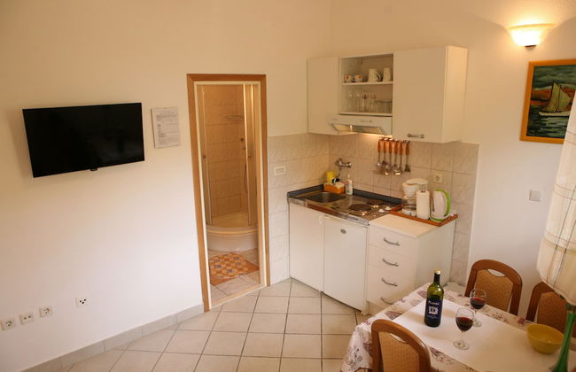 Sea front stone house - Photo 53