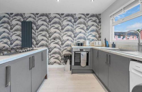 West Lothian 5 Beds + car space - Photo 17