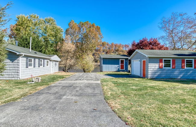 New River 3BR - Fishing, Kayaking, Hot tub, VT Game Weekends - Photo 53