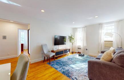 Bright 2br In Brookline - Photo 2