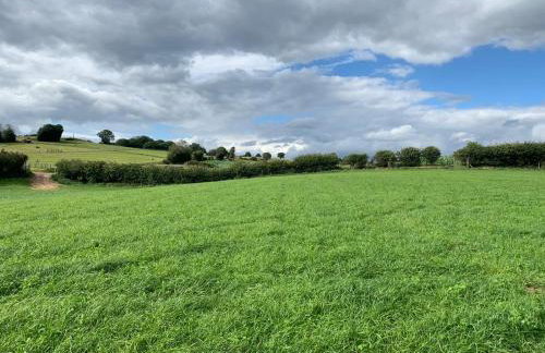 POPPY LUXURY LODGE Sleeps 8 at Fairview Farm, Ravenshead, Nottingham Near Sherwood Forest, Dog Friendly, Farm Stay great for wedding groups, families, Hen Do's, friends gatherings with amazing views - Foto 12